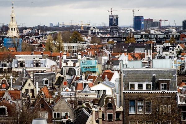 Ruimte voor duizenden extra woningen op daken Amsterdam