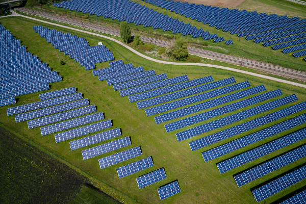 Honderd miljoen euro voor bouw grootste zonnepark Nederland