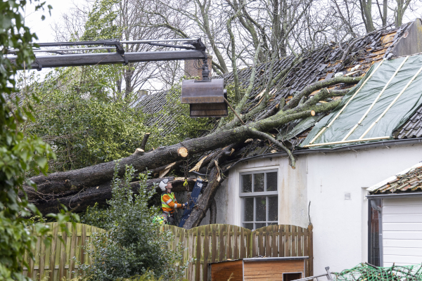 Herstel stormschade aan woningen loopt in de miljoenen 